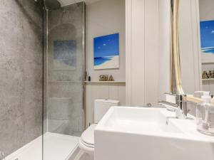 Un baño con ducha, lavabo e inodoro. en 2 Bed in Polruan 91396, en Fowey