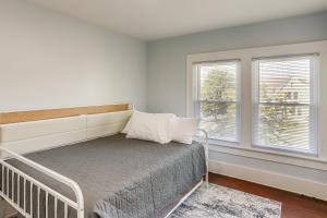 une chambre avec un lit et deux fenêtres dans l'établissement Walk to Port Clinton Lighthouse Home with Deck!, à Port Clinton