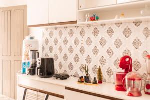 a kitchen with a counter top with a counter sidx sidx at Quarto privativo La Paz in Aracaju