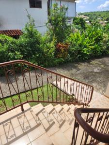 een bank bovenop een balkon bij Chambre lumineuse chez L'habitant in Le Lamentin