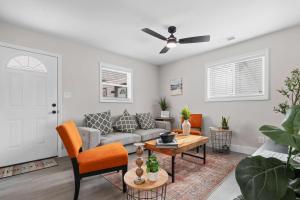 una sala de estar con un sofá y una mesa en 7 Min walk to Golden Belt - 4 Min Drive to Downtown - 7 to Duke, en Durham