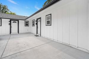 un edificio blanco con 2 puertas y entrada en 7 Min walk to Golden Belt - 4 Min Drive to Downtown - 7 to Duke, en Durham