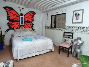 サン・フランシスコにあるMariposario La Crysalidaの壁に蝶が描かれた寝室