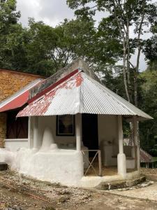 una pequeña casa con techo de estaño en Centro ecoturistico Arco del Tiempo, en Cintalapa de Figueroa
