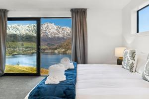 弗兰克顿Elevated Tranquility Luxe Lakeview Horizons的山景卧室 - 带1张床