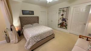 un dormitorio con una cama y un sofá en Spacious Guest Suite 5 Minutes to Princeton University with Free Parking, en Princeton