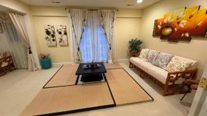una sala de estar con un sofá y una mesa en Spacious Guest Suite 5 Minutes to Princeton University with Free Parking, en Princeton
