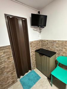 Μια τηλεόραση ή/και κέντρο ψυχαγωγίας στο Hostal San Andres Vive