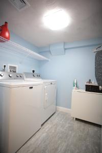Una cocina o cocineta en Peaceful 2BR near US Route 1 and Boston