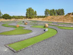 einen Garten mit Gras und Felsen auf einem Hügel in der Unterkunft Welcoming holiday home in Ebeltoft in Ebeltoft + 34 Fotos