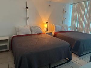 マイアミビーチにあるCastle M4 Beachfront Balcony Loft, FREE Parking, Pool, Tennis, Beach Accessのベッドが2つと窓があるホテルの部屋 +52枚の写真