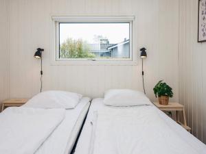 Røndeにある6 person holiday home in Rønde-By Traumの窓のある部屋にベッドが2つある