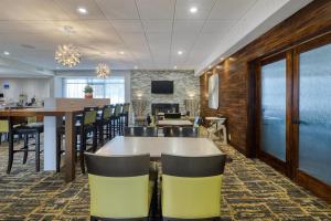 a dining room with tables and chairs and a bar at Best Western Fishers Indianapolis Area in Fishers