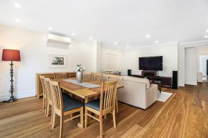 Μια τηλεόραση ή/και κέντρο ψυχαγωγίας στο Tranquil Bellevue Hill Home with Pool