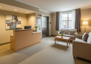 a hotel lobby with a waiting area and a waiting room at Sevcan Apart 