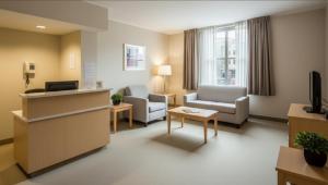 een kamer met 2 stoelen en een woonkamer bij Sevcan Apart 