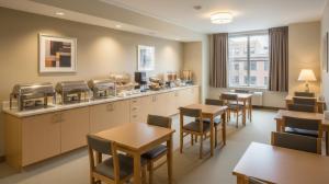 een wachtkamer met tafels en stoelen en een cafetaria bij Sevcan Apart  +13 foto's