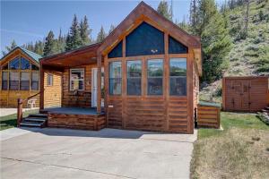 una baita di tronchi con una grande porta in legno di #160 Tiger Run a Gold Hill