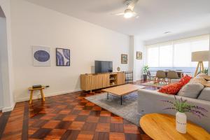 TV a/nebo společenská místnost v ubytování Lindo e espaçoso apartamento perto da praia de copacabana.