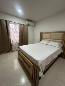 Una cama o camas en una habitación de Grande y Hermoso apartamento urbano