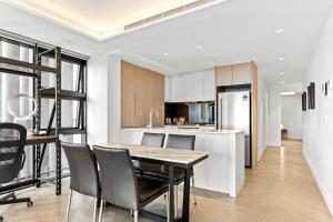 Køkken eller tekøkken på Beautiful 2-Bed Unit In Incredible Location