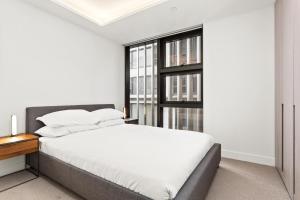 En eller flere senge i et værelse på Beautiful 2-Bed Unit In Incredible Location + 7 billeder