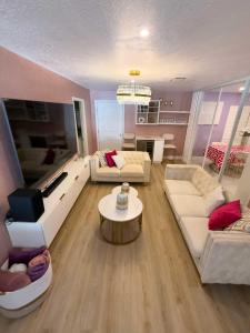 un salon avec deux canapés et une table dans l'établissement Caribbean Cove of Deerfield Beach South Florida, à Deerfield Beach