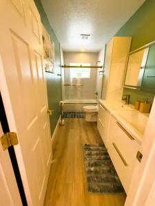 une salle de bain avec toilettes, baignoire et lavabo dans l'établissement Caribbean Cove of Deerfield Beach South Florida, à Deerfield Beach