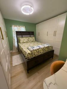 - une chambre avec un lit et des murs verts dans l'établissement Caribbean Cove of Deerfield Beach South Florida, à Deerfield Beach 47 autres photos