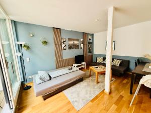 a living room with a couch and a table at Helle Ferienwohnung in Leipzig! No3 in Leipzig