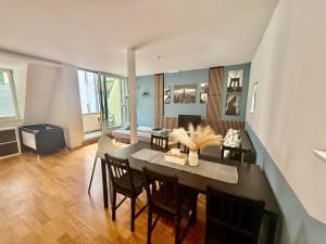 a dining room and living room with a table and chairs at Helle Ferienwohnung in Leipzig! No3 in Leipzig