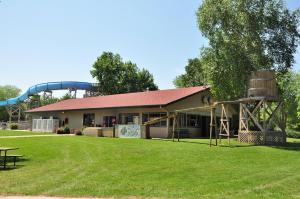 un edificio con un parque acuático con una montaña rusa en Fremont RV Campground Loft Cabin 4, en Fremont