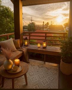 un portico con una panca con candele e un tavolo di Starlight Bungalows - 3 Mins Walk To Beach a Ko Lanta Yai