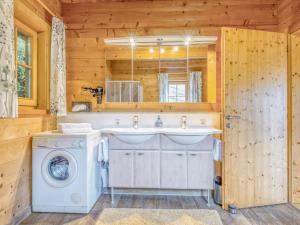 une salle de bain avec un lavabo et une machine à laver dans l'établissement Idylle am Waldrand, à Brixen im Thale 32 autres photos