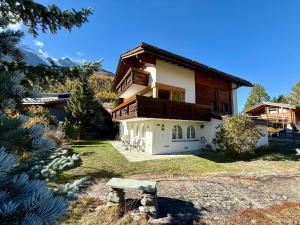 a house in the middle of a yard at Chalet Bärgheimet Saas-Fee in Saas-Fee