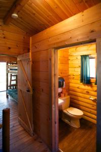 Baño con aseo en una cabaña de madera en Fremont RV Campground Cottage 28, en Fremont