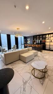 a large living room with a couch and a table at Lujosas suites XOE in Quito