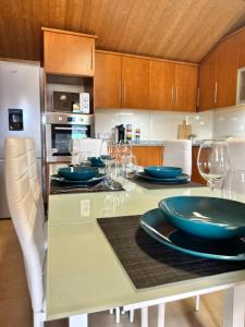Una cocina con una mesa con platos y copas de vino. en Ferreiros Home, 