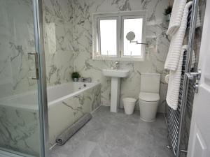 Un baño con bañera, lavabo e inodoro. en 3 bed in Gorran Haven 83495, en Gorran Haven 51 fotos más