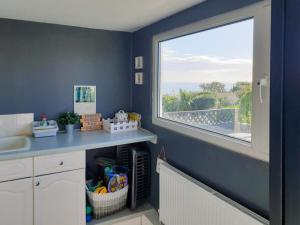 baño con lavabo y ventana con vistas. en 3 bed in Gorran Haven 83495, en Gorran Haven