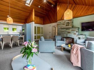 Μια τηλεόραση ή/και κέντρο ψυχαγωγίας στο 3 Bed in St. Mellion 87711