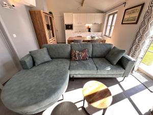 una sala de estar con un sofá y una mesa en Westhinder II H19, en Witte Burg 10 fotos más