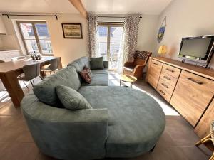 Una sala de estar con un sofá y un televisor. en Westhinder II H19, en Witte Burg