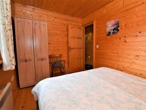 a bedroom with a bed in a wooden cabin at 3 Bed in Fort William CABIN in Glenfinnan +5 photos