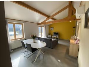una sala de estar con una mesa y un sofá en Westhinder II H9, en Witte Burg