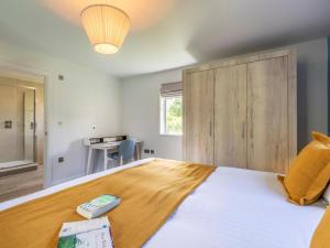 En eller flere senge i et værelse på 2 Bed in Saltash oc-87710 + 23 billeder