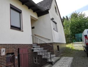 a house with stairs and a window and a door at Ganzes Ferienhaus mit Garten, 1000qm umzäuntes Grundstück, mit privater Küche, Bad, 4 Schlafzimmer, 8 Betten, Free WiFi, Top Lage in Kassel, so privat wie zu Hause, ideal für Familien mit Kinder in Kassel +31 photos