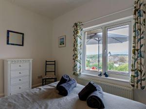 Ένα ή περισσότερα κρεβάτια σε δωμάτιο στο 4 Bed in Polruan 83574