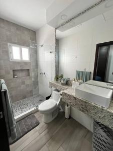 サン・ペドロ・スーラにあるPrivate Room in Prime Locationのトイレ、洗面台、シャワー付きのバスルーム