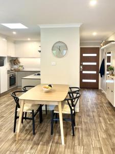 Kuchyň nebo kuchyňský kout v ubytování Stylish Townhouse with Private Courtyard